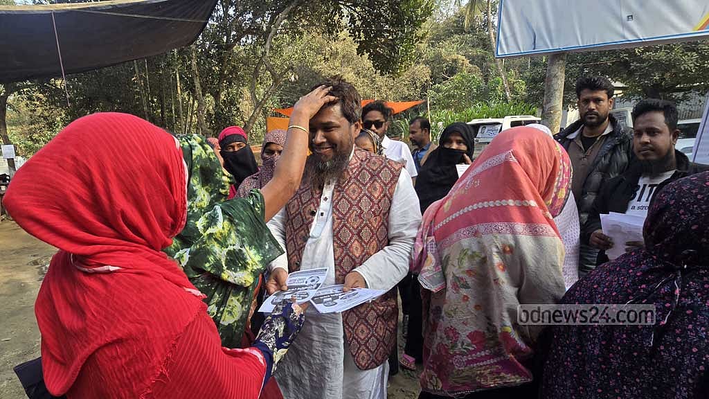 নির্বাচনি গণসংযোগে স্বতন্ত্র প্রার্থী মুজাহিদ বেগ। 