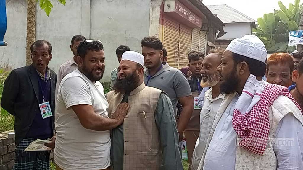 বাংলাদেশ খেলাফত মজলিসের মো. মিজানুর রহমান মোল্যা তার রিকশা প্রতীকে প্রচার চালাচ্ছেন। 