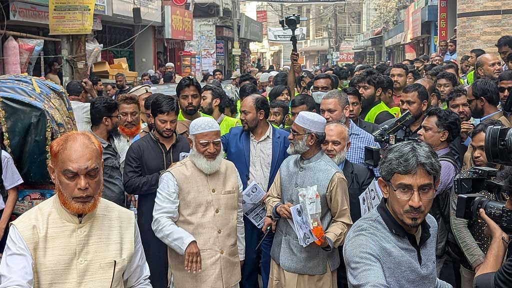 ঢাকা-১৫ আসনে জামায়াতের প্রার্থী দলের আমিরের জনসংযোগ। ছবি: ফেইসবুক থেকে নেওয়া।