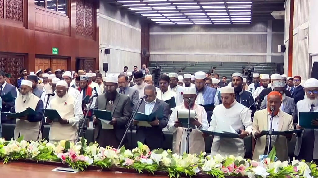 জামায়াতে ইসলামীর নেতৃত্বাধীন জোটের নির্বাচিতরা সংসদ সদস্য ও সংবিধান সংস্কার পরিষদের সদস্য হিসেবে শপথ নেন।