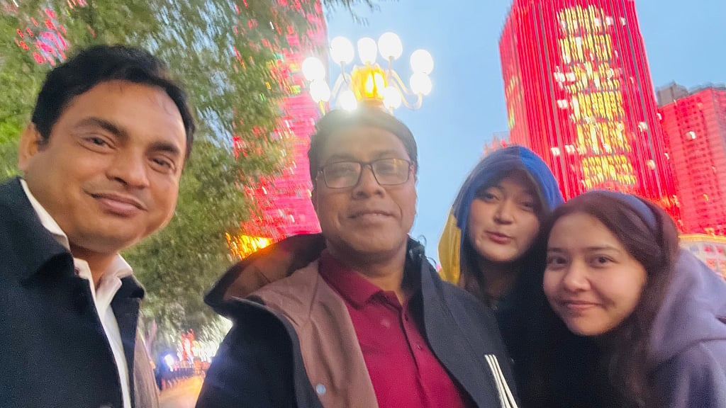 সিসি মলের সামনে লেখক, সহকর্মী শাহ আলম মুকুল, নাদিরা আবদুকেরেম ও কাদেয়া নয়ারদ্রোন।