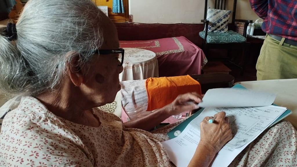 নিজের বাড়িতে আনমনে কাজ করছেন প্রতিভা মুৎসুদ্দি। ছবি কৃতজ্ঞতা: হেনা সুলতানা।