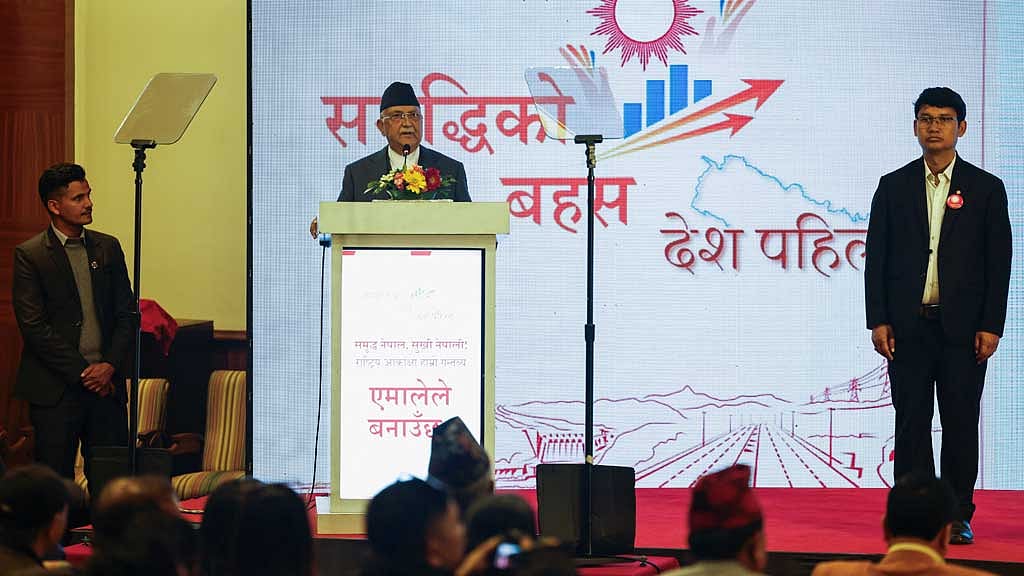 গেল সেপ্টেম্বরে জনবিস্ফোরণে ক্ষমাচ্যুত কে পি শর্মা ওলিও নির্বাচনে লড়ছেন। ইউএমএলের নির্বাচনি ইশতেহার ঘোষণার আগে। ছবি: রয়টার্স