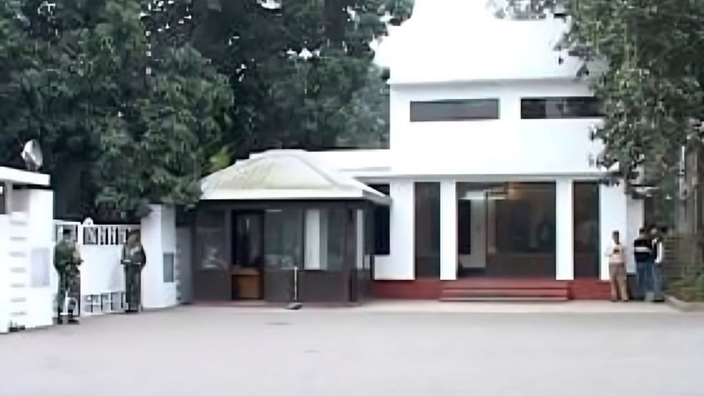 খালেদা জিয়া যখন প্রধানমন্ত্রী ছিলেন, তিনি থাকতেন ঢাকা সেনানিবাসের মঈনুল রোডের ৬ নম্বর বাসায়। শেখ হাসিনার আমলে তাকে ওই বাসা থেকে উৎখাত করা হয়।
