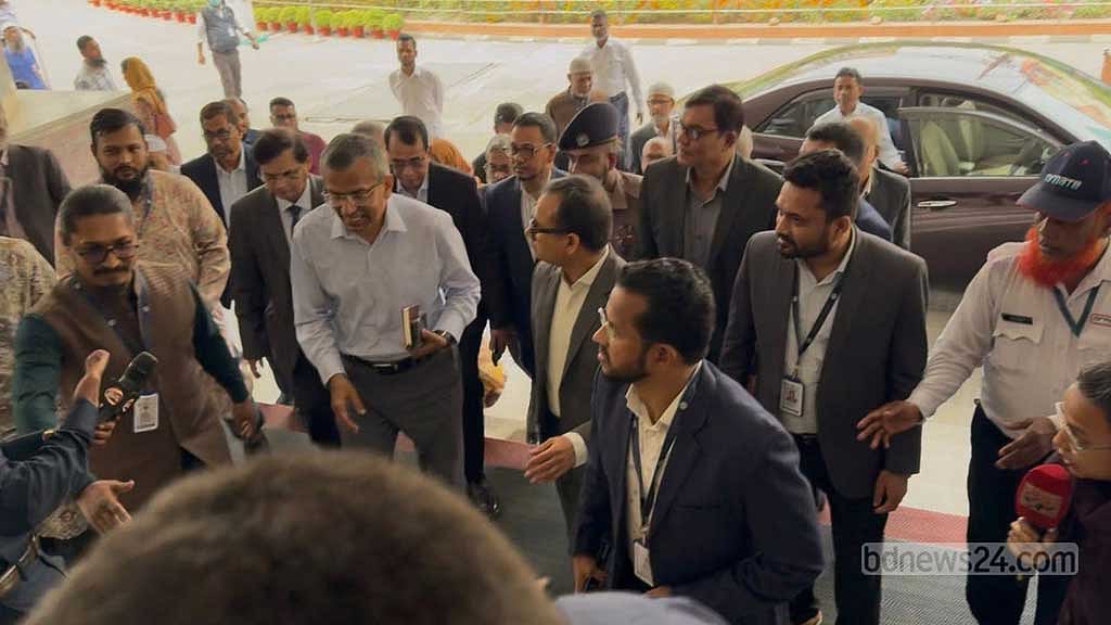 নতুন গভর্নর মোস্তাকুর রহমানকে স্বাগত জানালেন বাংলাদেশ ব্যাংকের কর্মীরা।