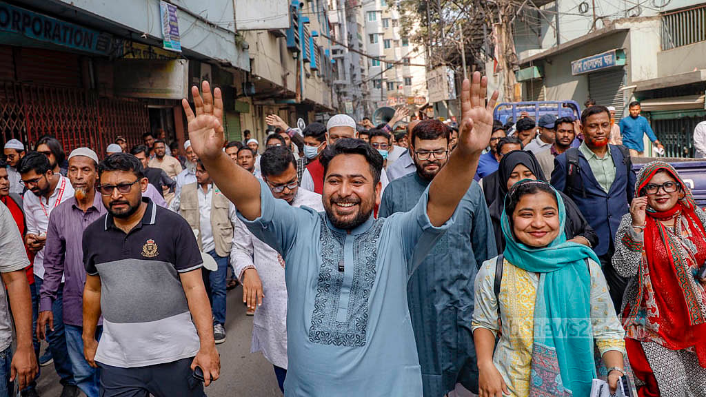 ঢাকা-১১ আসনের চৌধুরীপাড়া এলাকায় গণসংযোগ করেন ১১ দলীয় জোটের প্রার্থী এনসিপি আহ্বায়ক নাহিদ ইসলাম। ছবি: মাহমুদ জামান অভি