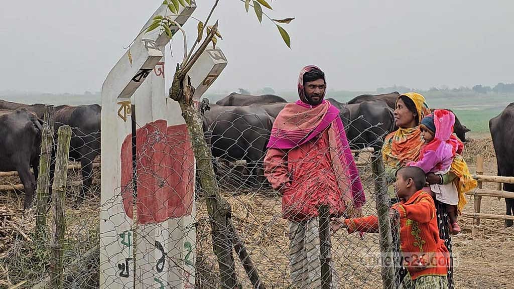ইটভাটা শ্রমিকের অল্প আয়েও স্কুল গড়েছিলেন ঝন্টু প্রমাণিক। কিন্তু গত বছর সেটি পুড়িয়ে দেওয়া হয়। তবে পোড়া স্কুলের স্মৃতি হিসেবে রয়ে গেছে শহীদ মিনার। 