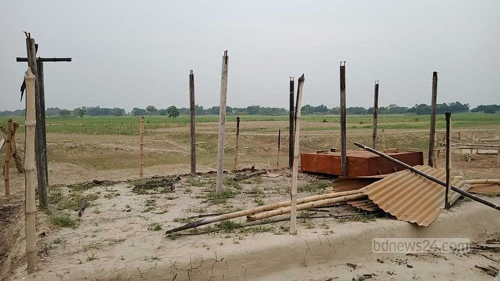 রসূলপুর চরের সরকারি আশ্রয়ণ প্রকল্পের পাশে স্কুলের পোড়া ভিটা। 