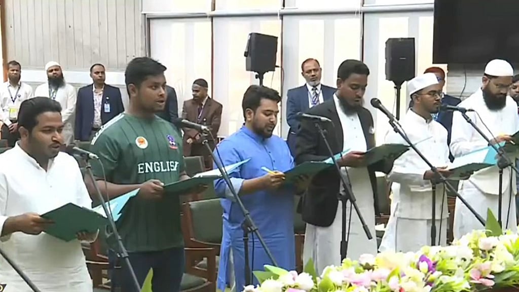 এমপি ও সংবিধান সংস্কার পরিষদের সদস্যের শপথ নেন এনসিপিরা নবনির্বাচিতরা।