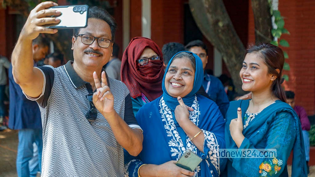 ত্রয়োদশ সংসদ নির্বাচনের ভোটকেন্দ্রে একটি পরিবারের উচ্ছ্বাস।