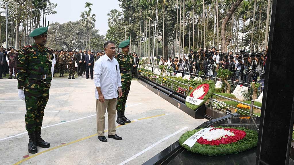 প্রধানমন্ত্রী তারেক রহমান বুধবার রাজধানীর বনানী সামরিক কবরস্থানে পিলখানায় নিহতদের প্রতি শ্রদ্ধা নিবেদন করেন।