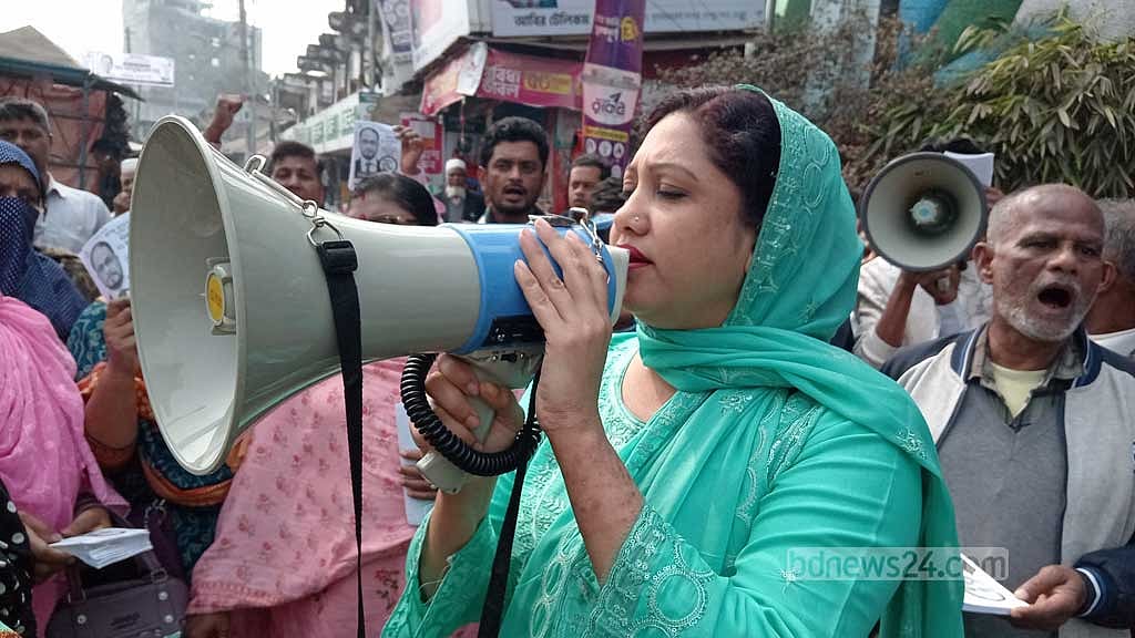 নির্বাচনি প্রচারে স্বতন্ত্র প্রার্থী আনোয়ারা ইসলাম রানী।