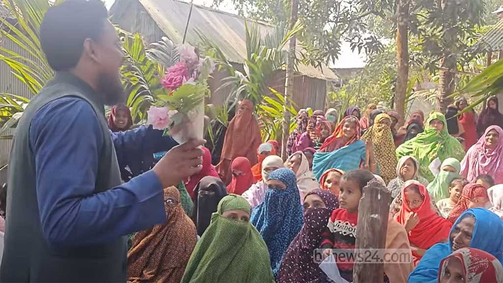ভোটের প্রচারে জামায়াত জোটের প্রার্থী এনসিপির সদস্য সচিব আখতার হোসেন।  
