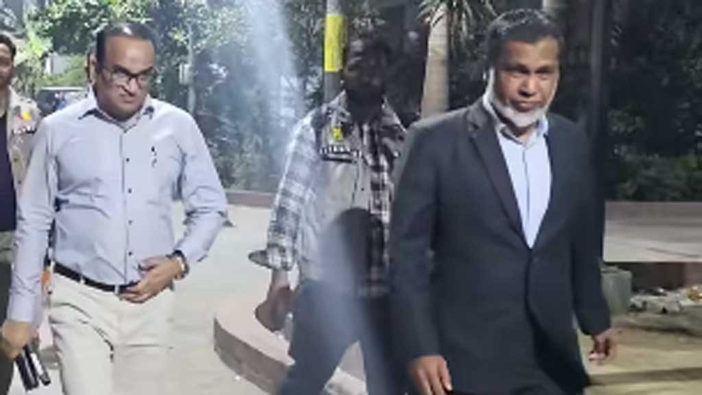 মঙ্গলবার রাতে গ্রেপ্তার করা হয় বঙ্গভবনের কর্মী ছরওয়ারে আলমকে (ডানে)। ছবি: ফেইসবুক থেকে। 