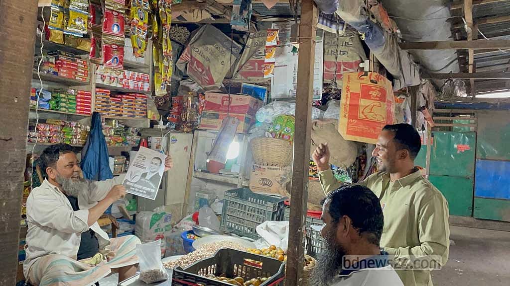 বিএনপি প্রার্থীর প্রচারে ছাত্রদলের নেতাকর্মীরা।  
