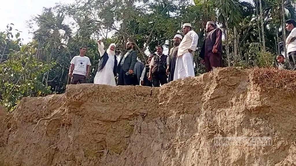নির্বাচনি প্রচারের সময় সিলেট-৫ আসনের প্রার্থী জমিয়তে উলামায়ে ইসলামের সভাপতি মাওলানা ওবায়দুল্লাহ ফারুক কুশিয়ারা নদীর ভাঙন পরিদর্শন করেন।