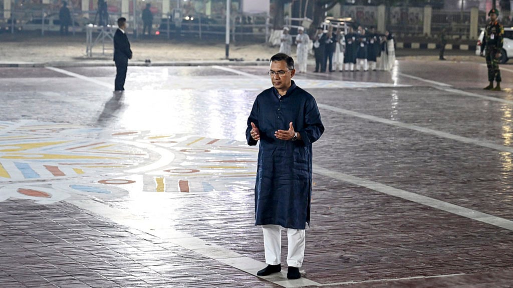 শহীদ বেদীতে দাঁড়িয়ে দোয়ায় শামিল প্রধানমন্ত্রী তারেক রহমান। 