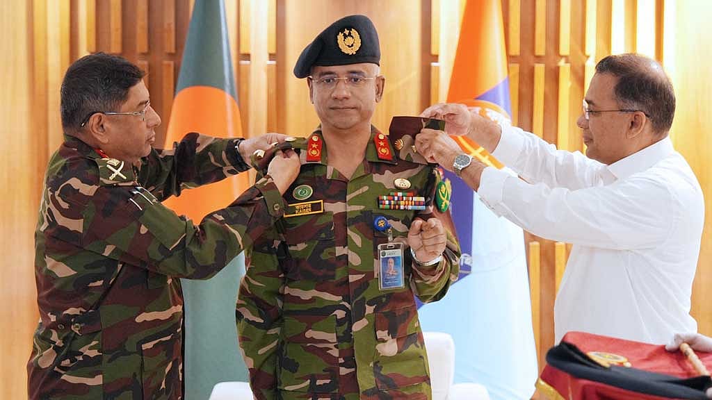 প্রতিরক্ষা গোয়েন্দা মহাপরিদপ্তরের (ডিজিএফআই) নতুন মহাপরিচালক মোহাম্মদ কায়সার রশিদ চৌধুরীকে সোমবার মেজর জেনারেলের র‍্যাংক ব্যাজ পরিয়ে দেন প্রধানমন্ত্রী তারেক রহমান এবং সেনাবাহিনী প্রধান জেনারেল ওয়াকার-উজ-জামান। ছবি: পিআইডি