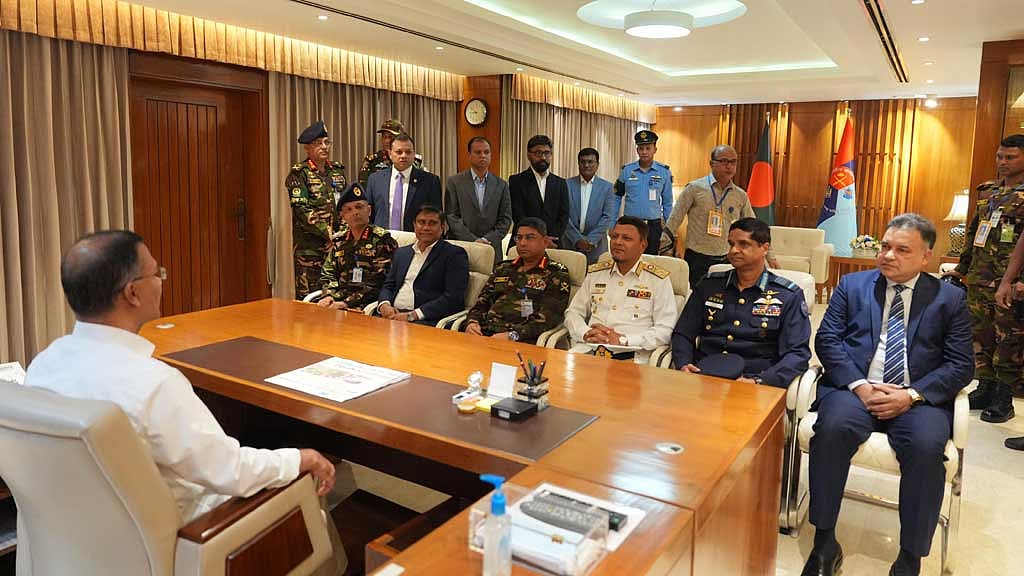 প্রধানমন্ত্রী তারেক রহমান সোমবার প্রথমবারের মত সশস্ত্র বাহিনী বিভাগে অফিস করেন। ছবি: পিআইডি