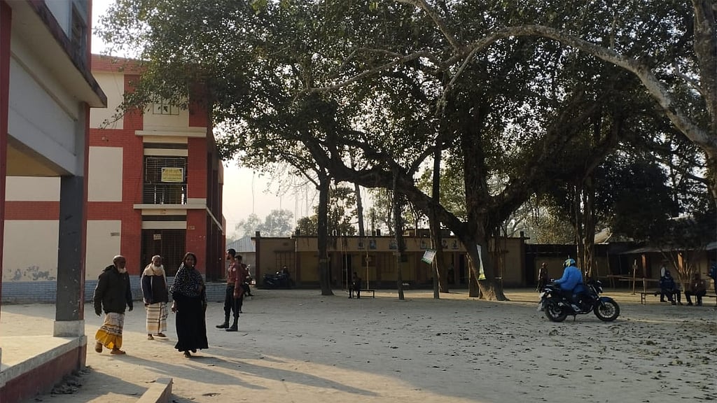 দুপুর গড়াতেই ভোটারশূন্য হয়ে যায় অধিকাংশ কেন্দ্র।