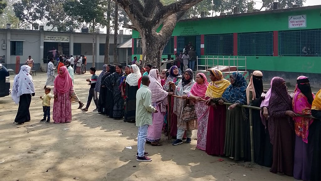 সকাল থেকে দুপুর পর্যন্ত রংপুরের গংগাচরার বিভিন্ন ভোটকেন্দ্রে নারী ভোটারের উপস্থিতি  দেখা গেছে।