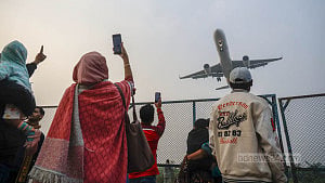 উড়োজাহাজ দেখতে ছুটছে মানুষ