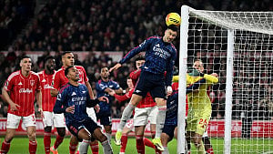 Arsenal frustrated but move 7 points clear at top