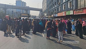 Garment workers block Banani roads