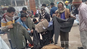 শীতের দাপট বগুড়ায়, ‘কম দামে’ ফুটপাতেই ভরসা মধ্যবিত্তের