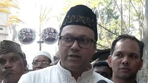 চট্টগ্রাম-১০: ভোটের প্রচারে প্রবাসীদের সমস্যার কথা বললেন সাঈদ নোমান