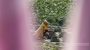 Women who shape a living from river mud