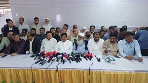 কুমিল্লা-৬: বিএনপির প্রার্থীকে সমর্থন জানিয়ে সরে দাঁড়ালেন বিদ্রোহী প্রার্থী