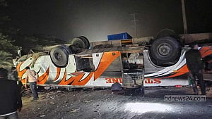 কুমিল্লায় মহাসড়কে উল্টে যাওয়া বাসে মাইক্রোর ধাক্কা, ২ জন নিহত
