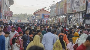 ছুটির দিনে বাণিজ্য মেলায়