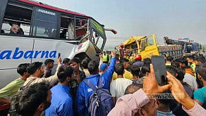 2 die in Faridpur road crash