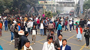 Tejgaon College students block road at Farmgate