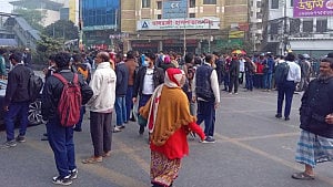 Tejgaon College students leave roads