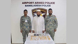 Umrah guide held with 680g gold