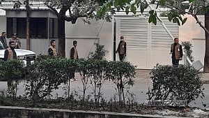 গুলশানে প্রধানমন্ত্রীর বাসার সামনে থেকে ৬ ‘ভিক্ষুককে’ ধরে থানায় নিল পুলিশ