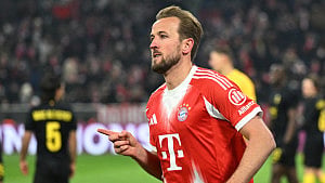 Kane double sends 10-man Bayern into knockouts