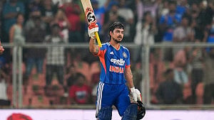 ১০ ছক্কায় ৪২ বলে সেঞ্চুরি ইশান কিষানের