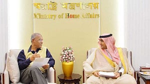 সৌদিতে বাংলাদেশের পাসপোর্টে রোহিঙ্গাদের আগ্রহ কম: স্বরাষ্ট্র উপদেষ্টা