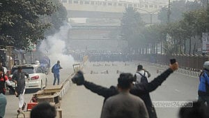 Mobile traders clash with police in Karwan Bazar