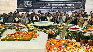 জিয়াউর রহমান ও খালেদা জিয়ার কবরে ঢাবির সাদা দ‌লের শ্রদ্ধা