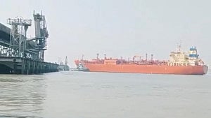 কর্ণফুলী চ্যানেলে নিয়ন্ত্রণ হারাল এলপিজিবাহী জাহাজ, শেষ মুহূর্তে রক্ষা