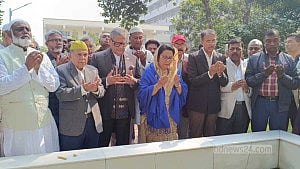 মানিকগঞ্জ-৩: বাবার কবর জিয়ারত করে বিএনপি প্রার্থী রিতার গণসংযোগ শুরু