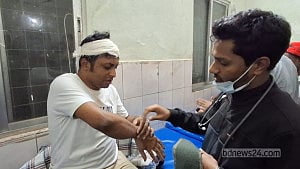 সড়কে বাস রাখায় টাকা দাবি, প্রতিবাদ করায় মার খেলেন ৪ সাংবাদিক