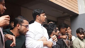 পিঠা উৎসবে গিয়ে ‘হেনস্তার শিকার’ পাটওয়ারী, রাস্তায় বসে প্রতিবাদ