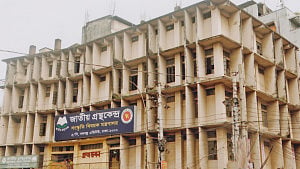 আমলার স্ত্রীর জন্মদিনের কবিতা ও রাষ্ট্রের বুদ্ধিবৃত্তিক অন্ত্যেষ্টিক্রিয়া