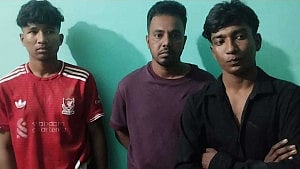 নরসিংদীতে তরুণীকে ধর্ষণচেষ্টা ও ভিডিও ছড়ানোর অভিযোগে গ্রেপ্তার ৩